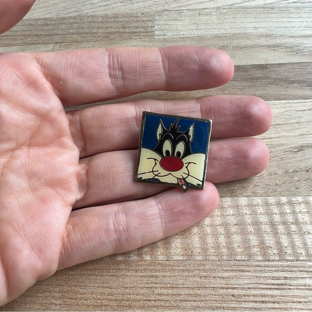 Vintage 1992 Sylvester cat looney tunes pin - Picture 2 of 4